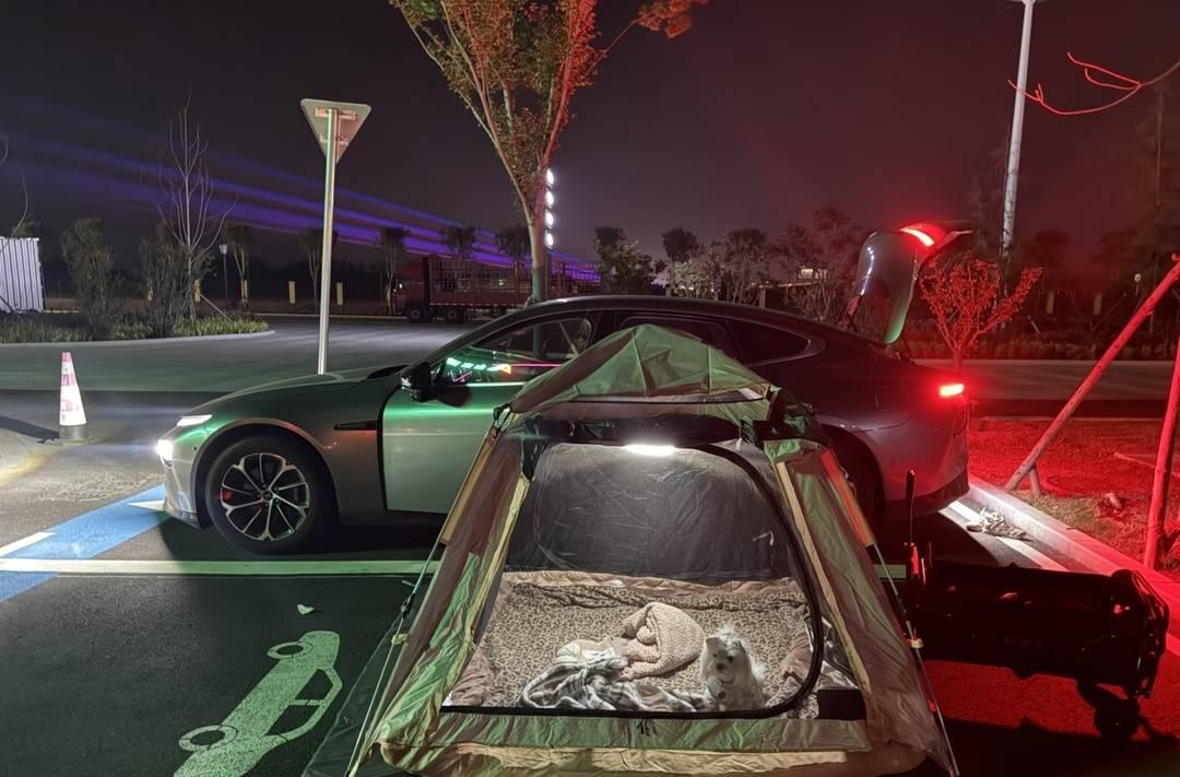 关注 专家：鼓励探索精神 但安全是前提开元棋牌app年轻人旅游带帐篷过夜引(图1)