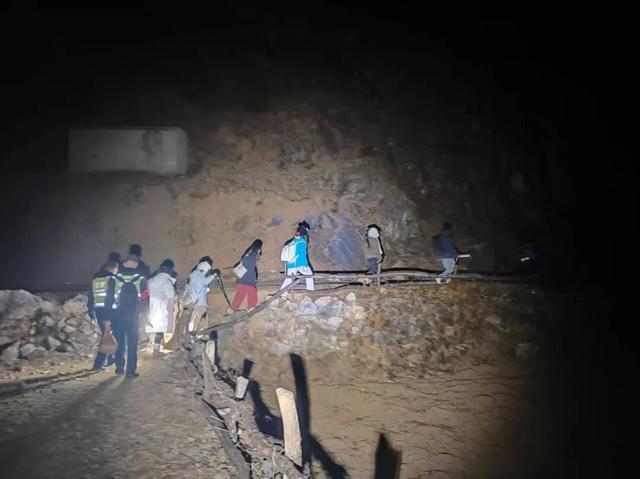 里都难找路！”7人登山迷路被困！开元棋牌试玩“没有村民向导我们夜(图6)